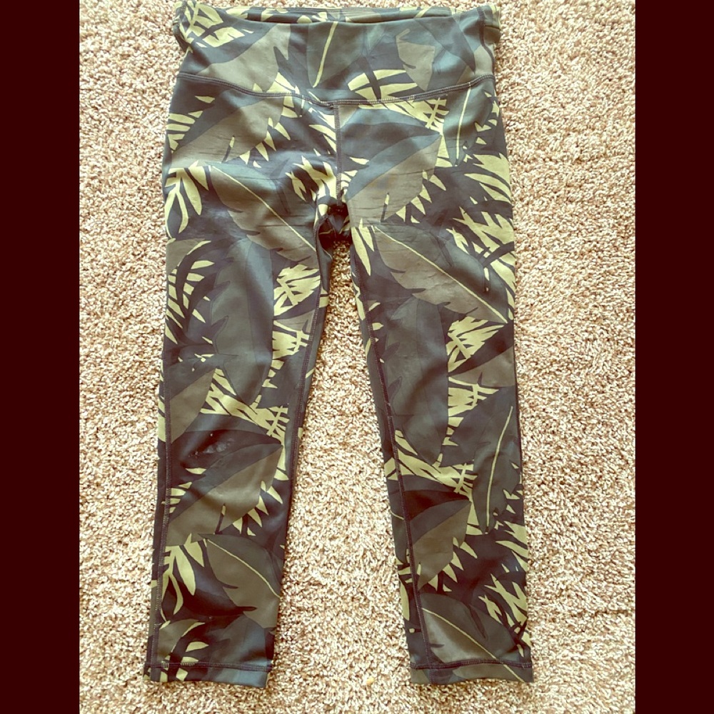 Gap fit Capri Camouflage Leggings